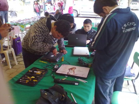 alumnos del CECyTE V. Carranza dando mantenimiento correctivo a equipos portatiles