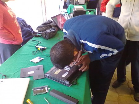 alumnos dando mantenimiento a equipos de computo en el modulo durante la feria de V. Carranza Puebla